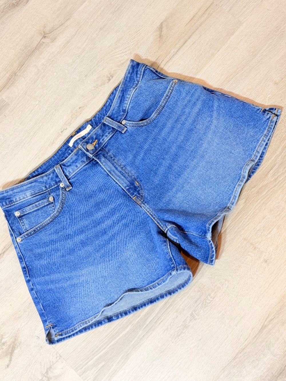 NWOT Levi’s A-Line Shorts Size 33